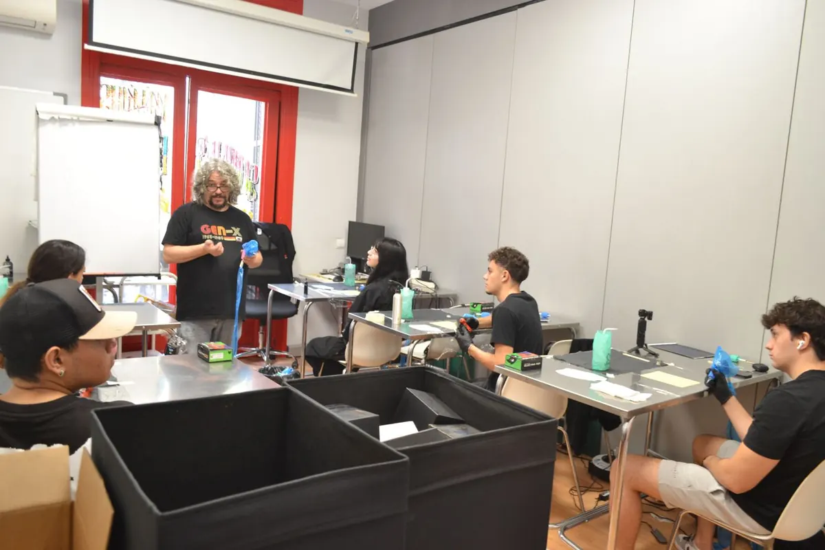 Profesor explicando a los alumnos en el aula de EETP en la Rambla