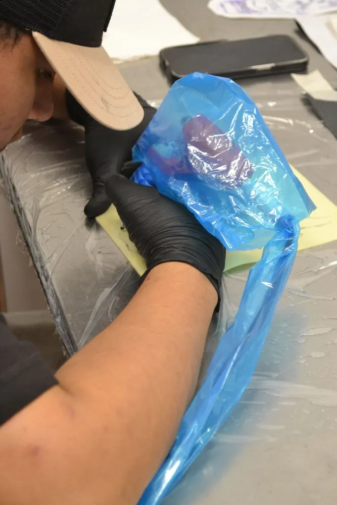 Alumno con la máquina protegida con funda de barrera